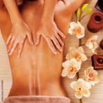 Masseur-doing-massage-on-woman-back-in-spa-salon